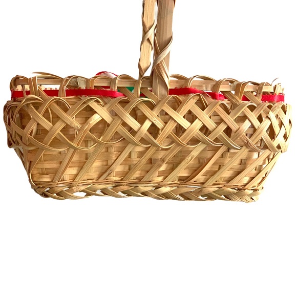 Vintage wicker basket with handle. - Picture 2 of 4